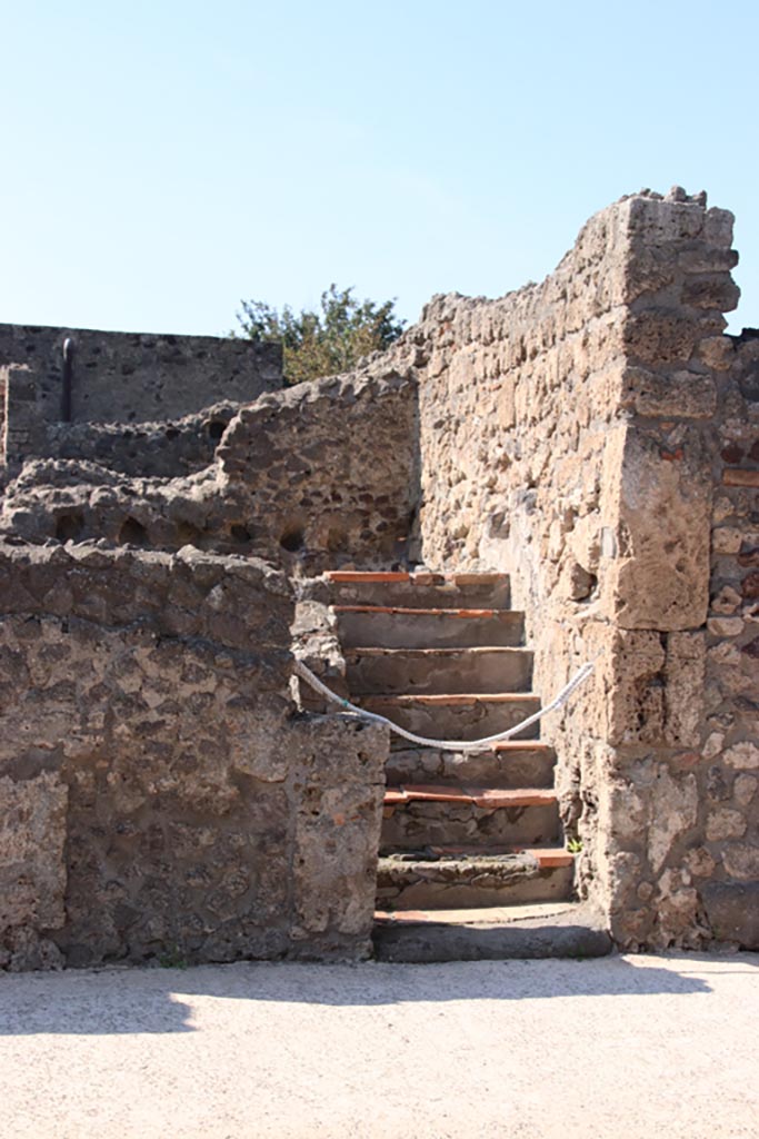 VI.7.17 Pompeii. October 2022.
Looking west towards steps to upper floor. Photo courtesy of Klaus Heese.