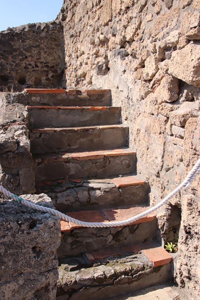 VI.7.17 Pompeii. October 2022. Steps to upper floor. Photo courtesy of Klaus Heese.