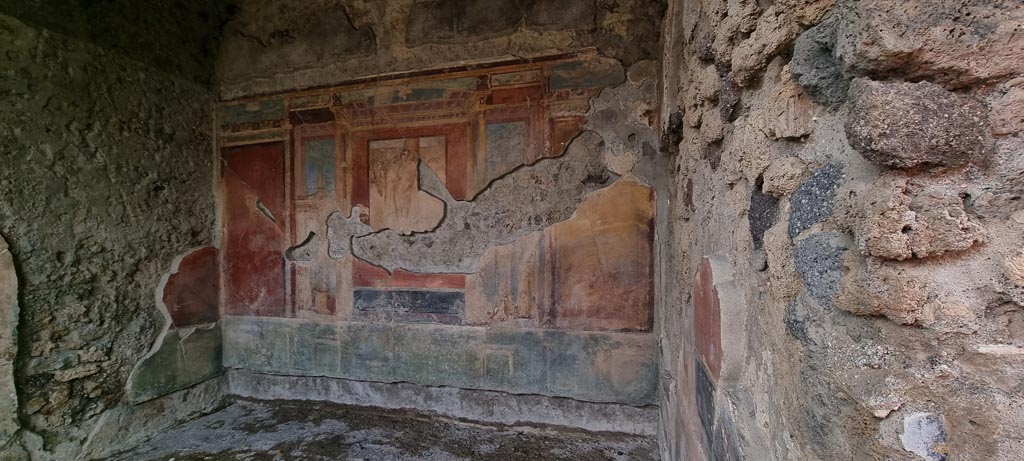 VI.7.18 Pompeii. December 2023.
Looking towards south wall of second oecus on south side of peristyle. Photo courtesy of Miriam Colomer.