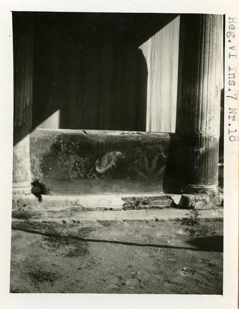 VI.7.18 Pompeii. Pre-1937-39.
Looking towards west side of pluteus in peristyle on north end of east portico.
Photo courtesy of American Academy in Rome, Photographic Archive. Warsher collection no. 1665.