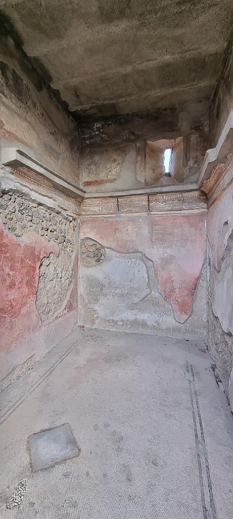VI.7.18 Pompeii. December 2023.
Looking east in room on north side of entrance corridor.
Photo courtesy of Miriam Colomer.