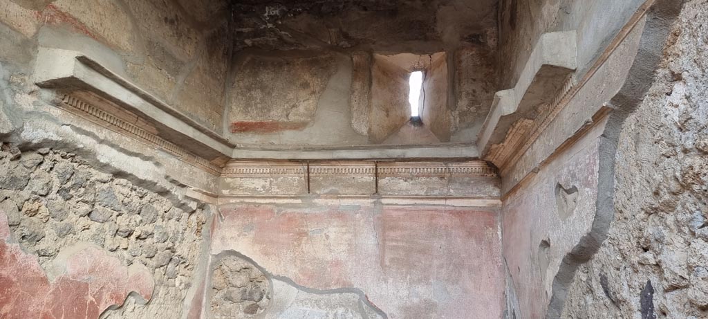VI.7.18 Pompeii. December 2023.
Cornice on upper walls and window in upper east wall in room to north of entrance corridor. Photo courtesy of Miriam Colomer.