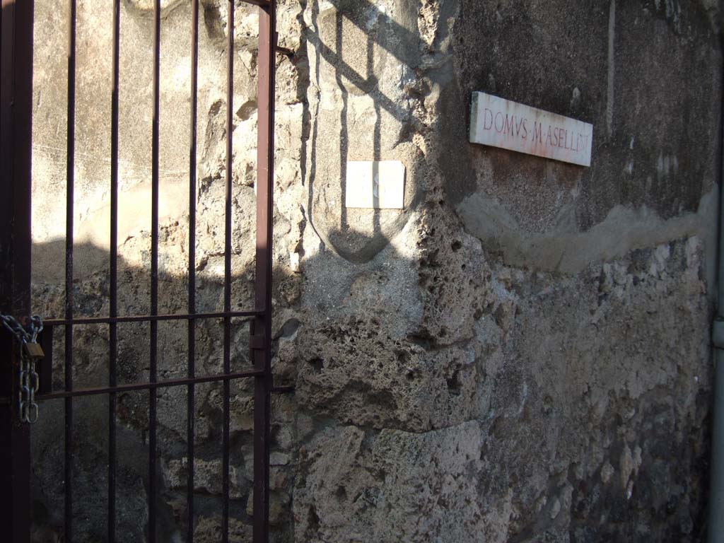 VI.7.18 Pompeii. December 2005. Wall on exterior north (right) side of entrance doorway.
According to Pagano and Prisciandaro, found on this wall in September 1828, were –

Casellium aed(ilem)    [CIL IV 223]

Cerrinium aed(ilem) Tyrannus rog(at)    [CIL IV 224]

See Pagano, M. and Prisciandaro, R., 2006. Studio sulle provenienze degli oggetti rinvenuti negli scavi borbonici del regno di Napoli. Naples: Nicola Longobardi. (p.140)
