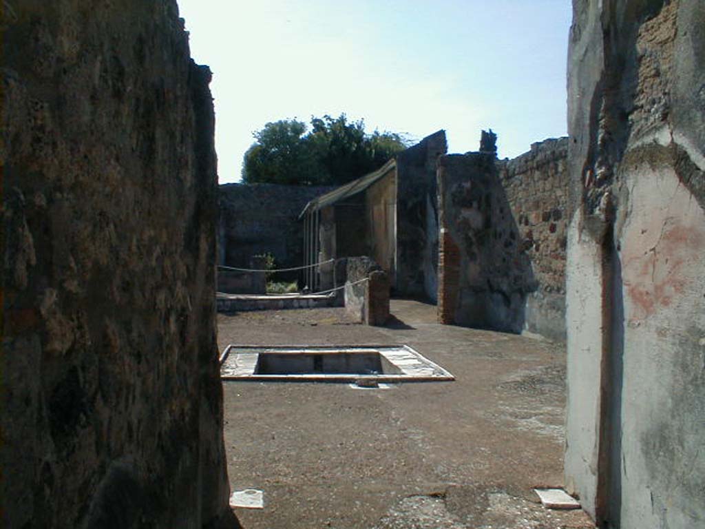 VI.7.18 Pompeii. September 2004. Looking west across atrium from entrance corridor.