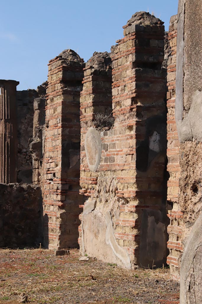 VI.7.19 Pompeii. October 2022.
Doorways to rooms on north side of atrium. Photo courtesy of Klaus Heese.