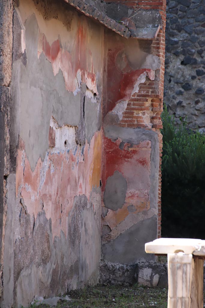 VI.7.19 Pompeii. October 2022.
Detail of south wall and south-west corner of tablinum. Photo courtesy of Klaus Heese.