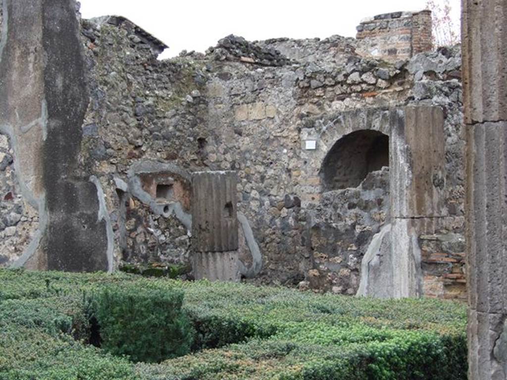 VI.7.19 Casa di Inaco ed Io or House of Fabii Tyrannus and Iarinus. Looking across garden to kitchen area.