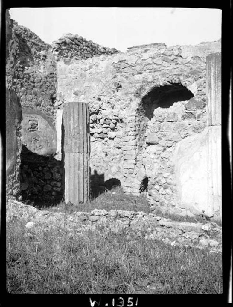 230449 Bestand-D-DAI-ROM-W.1351.jpg
VI.7.19 Pompeii. Kitchen area, in north-west corner of peristyle.
Photo by Tatiana Warscher. With kind permission of DAI Rome, whose copyright it remains.
See http://arachne.uni-koeln.de/item/marbilderbestand/230449