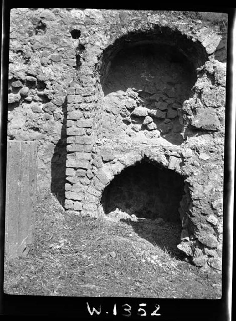 230450 Bestand-D-DAI-ROM-W.1352.jpg
VI.7.19 Pompeii, W.1352. Looking north hearth/oven in kitchen area.
Photo by Tatiana Warscher. With kind permission of DAI Rome, whose copyright it remains.
See http://arachne.uni-koeln.de/item/marbilderbestand/230450