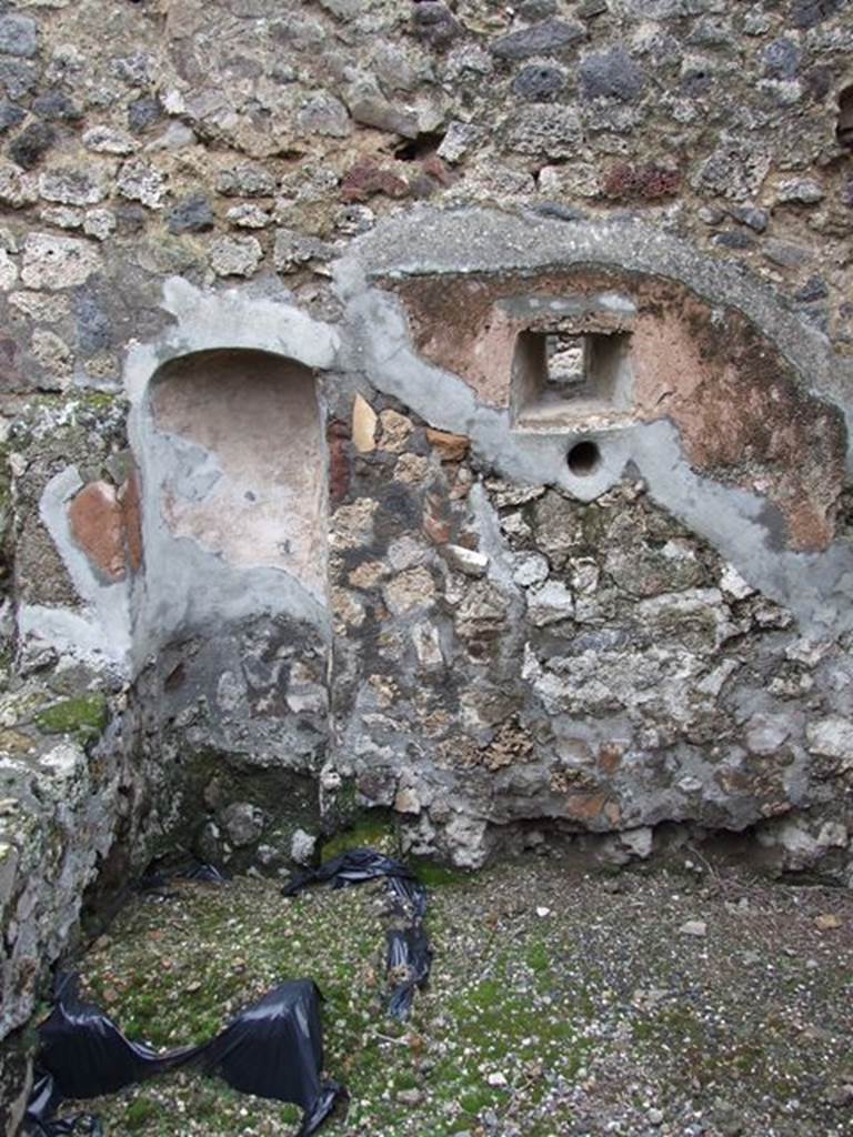 VI.7.19 Casa di Inaco ed Io or House of Fabii Tyrannus and Iarinus.
Kitchen area with niche?