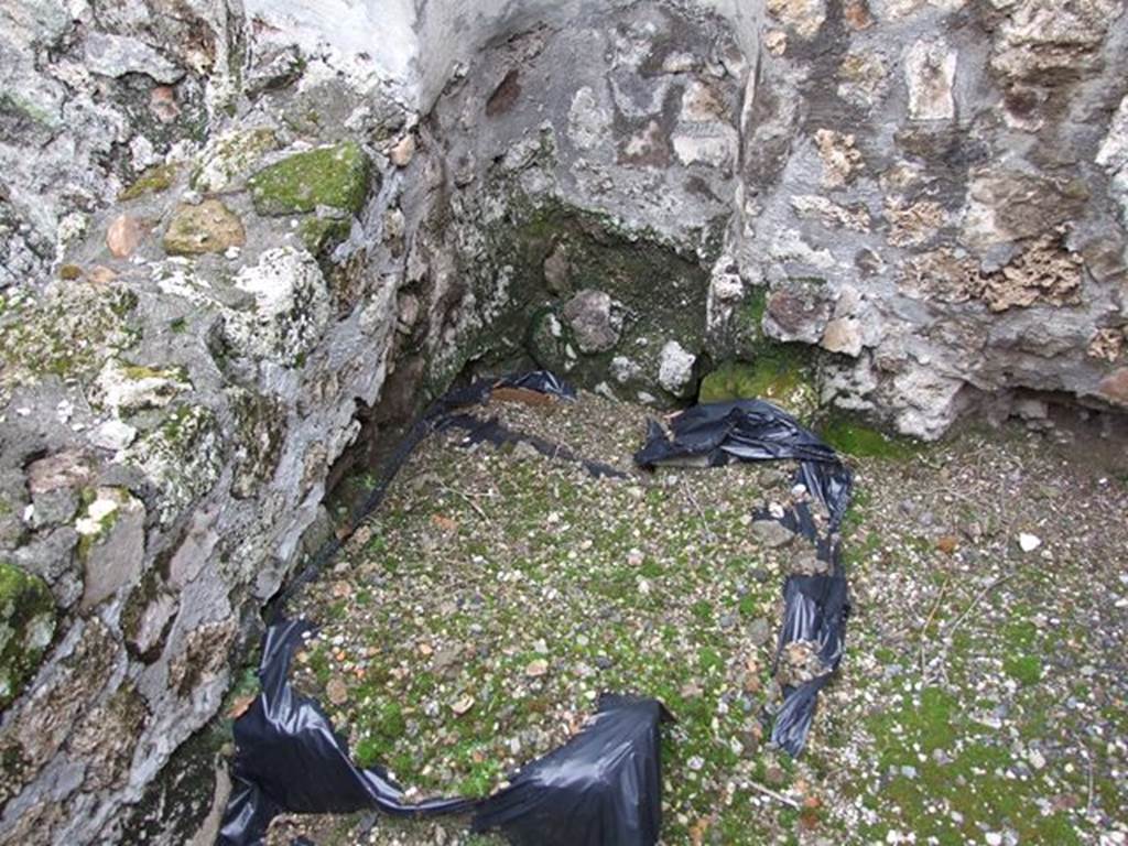 VI.7.19 Casa di Inaco ed Io or House of Fabii Tyrannus and Iarinus. Kitchen area under niche.
