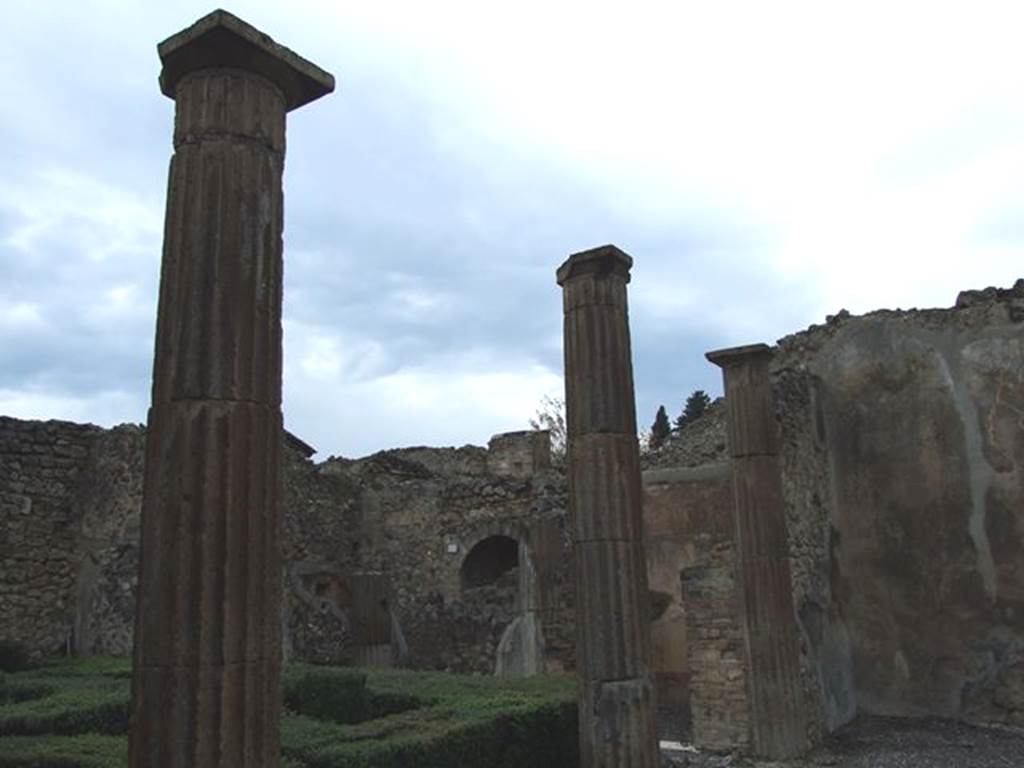 VI.7.19 Casa di Inaco ed Io or House of Fabii Tyrannus and Iarinus. Looking across garden to kitchen area.