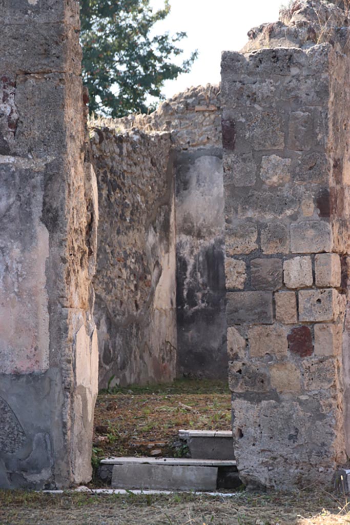 VI.7.20 Pompeii. October 2022.
Doorway to oecus in south-west corner of atrium. Photo courtesy of Klaus Heese.