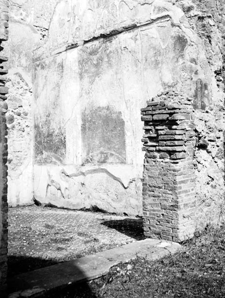 231388 Bestand-D-DAI-ROM-W.1235.jpg
VI.7.20 Pompeii. W1235. Small oecus with doorway from north portico of peristyle, showing remains of wall decoration on east wall.
Photo by Tatiana Warscher. With kind permission of DAI Rome, whose copyright it remains.
See http://arachne.uni-koeln.de/item/marbilderbestand/231388