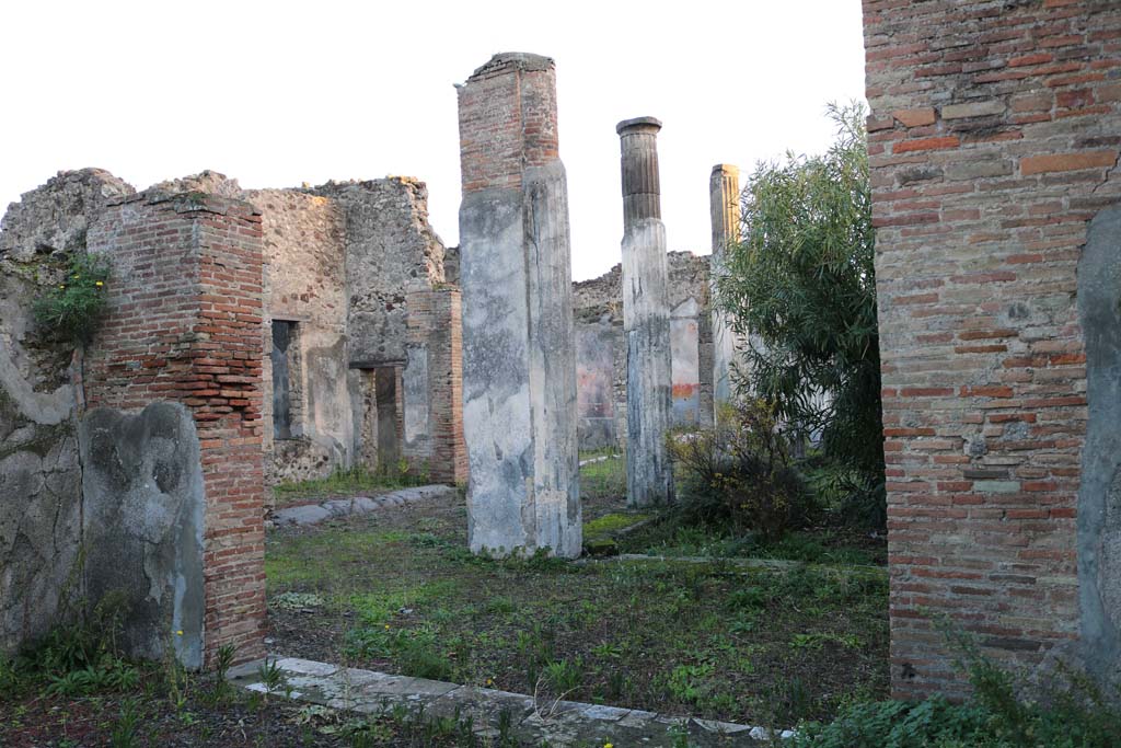 VI.7.20 Pompeii. December 2018.
Looking south from doorway of triclinium towards north portico of peristyle. Photo courtesy of Aude Durand.