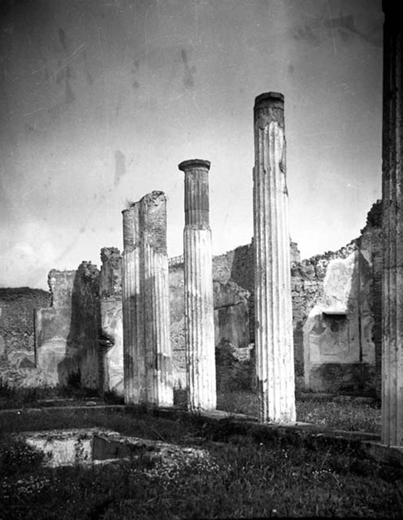 231616 Bestand-D-DAI-ROM-W.1233.jpg
VI.7.20 Pompeii. W1233. Looking north-east across peristyle. On the right between the columns, the north wall of the small exedra can be seen. This wall had a small medallion with a painting of a girl.
Photo by Tatiana Warscher. With kind permission of DAI Rome, whose copyright it remains.
See http://arachne.uni-koeln.de/item/marbilderbestand/231616