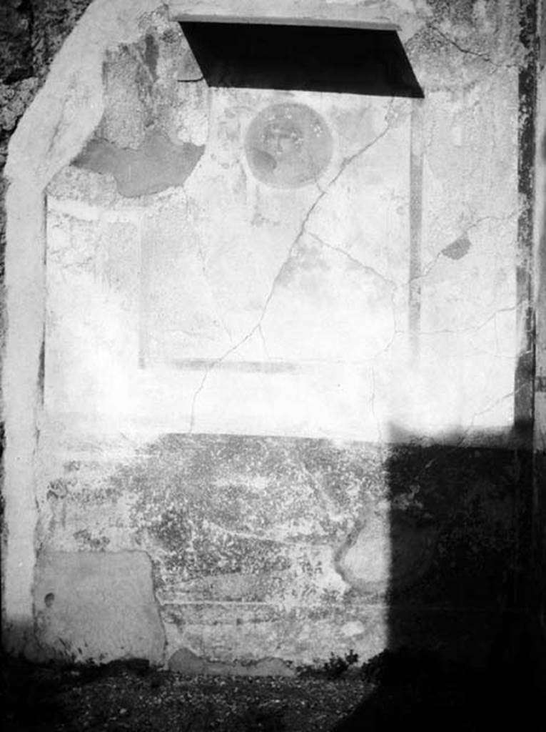 231387 Bestand-D-DAI-ROM-W.1234.jpg
VI.7.20 Pompeii. W.1234. North wall of small exedra, with painted medallion of girl.
Photo by Tatiana Warscher. With kind permission of DAI Rome, whose copyright it remains.
See http://arachne.uni-koeln.de/item/marbilderbestand/231387
