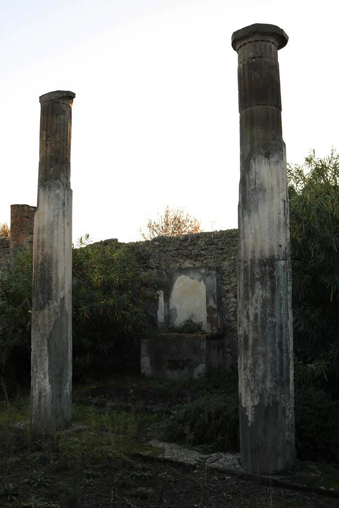VI.7.20 Pompeii. December 2018.
Looking south-west from east portico towards shrine against west wall. Photo courtesy of Aude Durand.