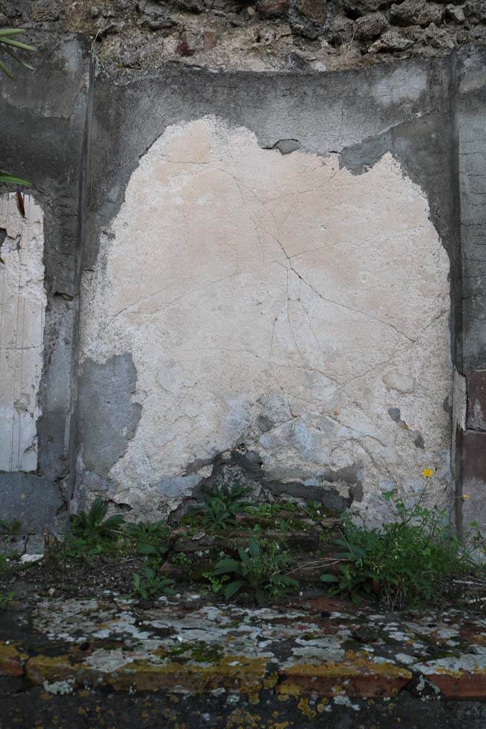VI.7.20 Pompeii. December 2018.
Detail of plaster on shrine against rear west wall of peristyle. Photo courtesy of Aude Durand.