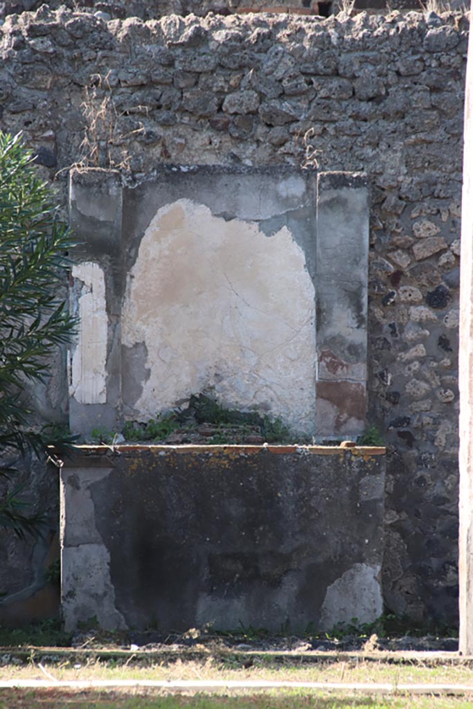 VI.7.20 Pompeii. October 2022.
Looking west to altar in peristyle. Photo courtesy of Klaus Heese.