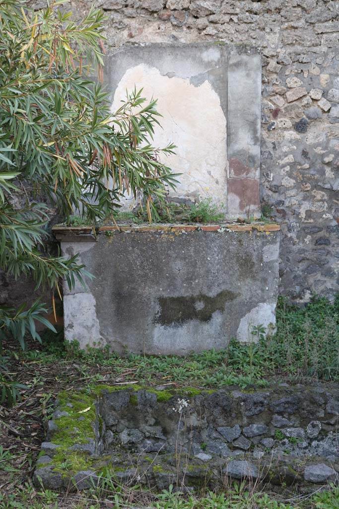 VI.7.20 Pompeii. December 2018.
Shrine and pool near west wall of peristyle. Photo courtesy of Aude Durand