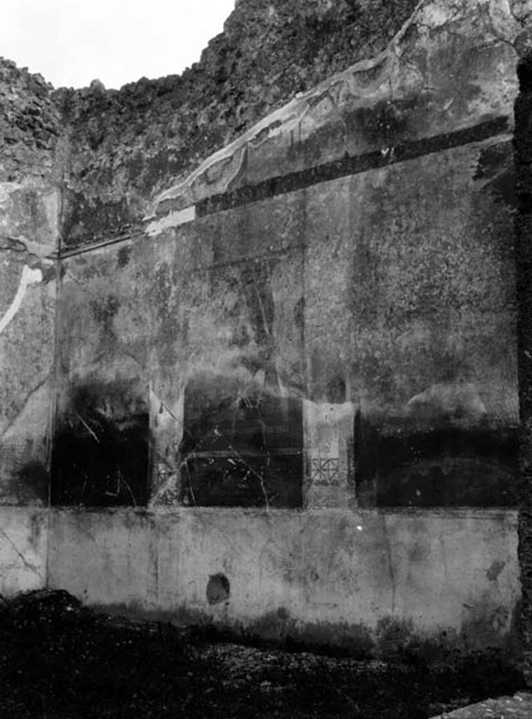 230779 Bestand-D-DAI-ROM-W.1236.jpg
VI.7.20 Pompeii. W.1236. Painted south-east corner and south wall of oecus.
Photo by Tatiana Warscher. With kind permission of DAI Rome, whose copyright it remains.
See http://arachne.uni-koeln.de/item/marbilderbestand/230779