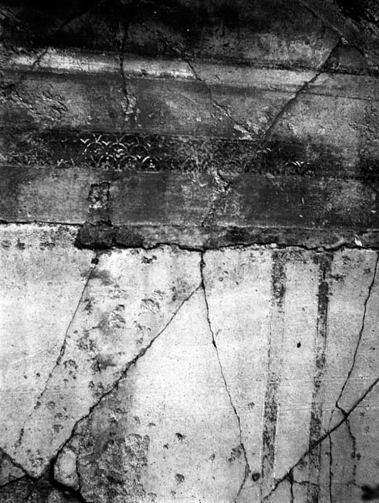 VI.7.20 Pompeii. W.1239. North wall of tablinum, remains of wall decoration from dado under centre panel.
Photo by Tatiana Warscher. Photo © Deutsches Archäologisches Institut, Abteilung Rom, Arkiv.