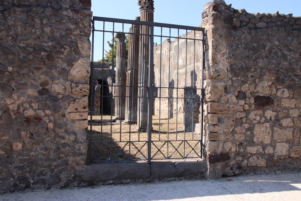 VI.7.21 Pompeii. October 2022. Looking west through entrance doorway. Photo courtesy of Klaus Heese.