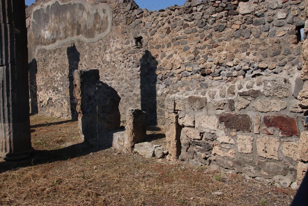 VI.7.21 Pompeii. October 2022.
North side of entrance vestibule with small doorway under site of stairs to upper floor. Photo courtesy of Klaus Heese.