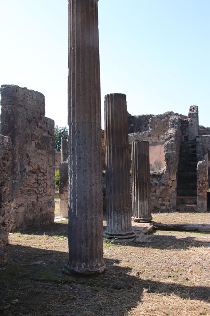 VI.7.21 Pompeii. October 2022.
Looking west along south side of atrium. Photo courtesy of Klaus Heese.