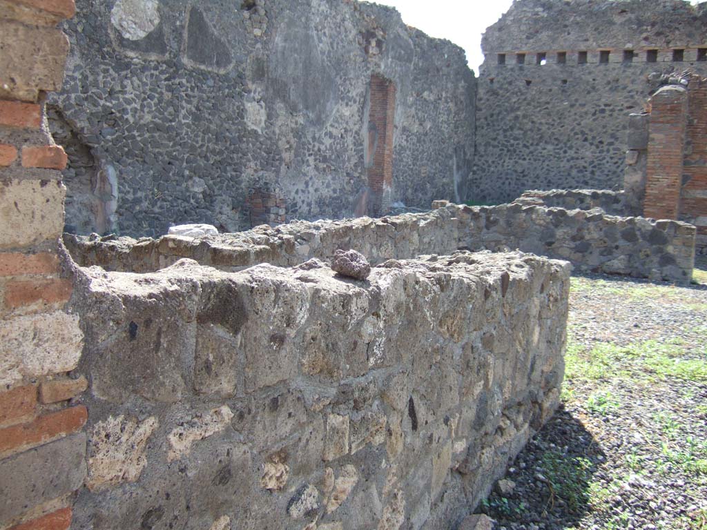VI.7.22 Pompeii. September 2005. South side, looking towards south-west corner from entrance.