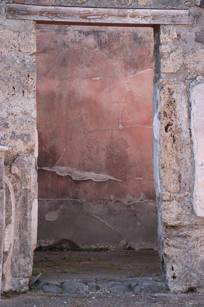 VI.7.23 Pompeii. October 2022.
Looking through doorway into cubiculum and towards lower west wall. Photo courtesy of Klaus Heese.