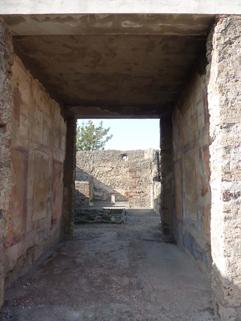 VI.7.23 Pompeii. October 2014. Looking west through tablinum.
Foto Annette Haug, ERC Grant 681269 DÉCOR.