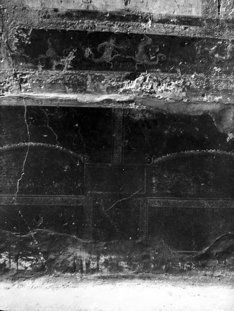 VI.7.23 Pompeii. W.1211. Dado or zoccolo of south wall of tablinum, predella beneath the painting of Aphrodite.
At the top a panel with Triton and a seahorse can be seen.
Photo by Tatiana Warscher. Photo © Deutsches Archäologisches Institut, Abteilung Rom, Arkiv.