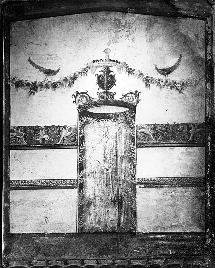 VI.7.23 Pompeii. W.57.
Drawing of upper west end of south wall of tablinum showing architectural decoration and garlands with peacocks.
Photo by Tatiana Warscher. Photo © Deutsches Archäologisches Institut, Abteilung Rom, Arkiv.