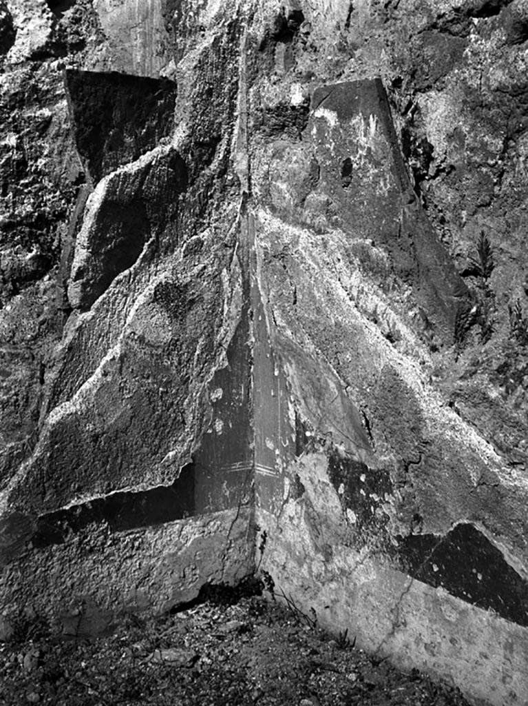 VI.7.23 Pompeii. W.1171. North-west corner with remains of wall plaster and its layers of decoration.
On the north wall, on right, the tegulae mammatae had been fixed with nails.
The plinth was green, and the dado was red.
See Bragantini, de Vos, Badoni, 1983. Pitture e Pavimenti di Pompei, Parte 2. Rome: ICCD. (p.161)
Photo by Tatiana Warscher. Photo © Deutsches Archäologisches Institut, Abteilung Rom, Arkiv.