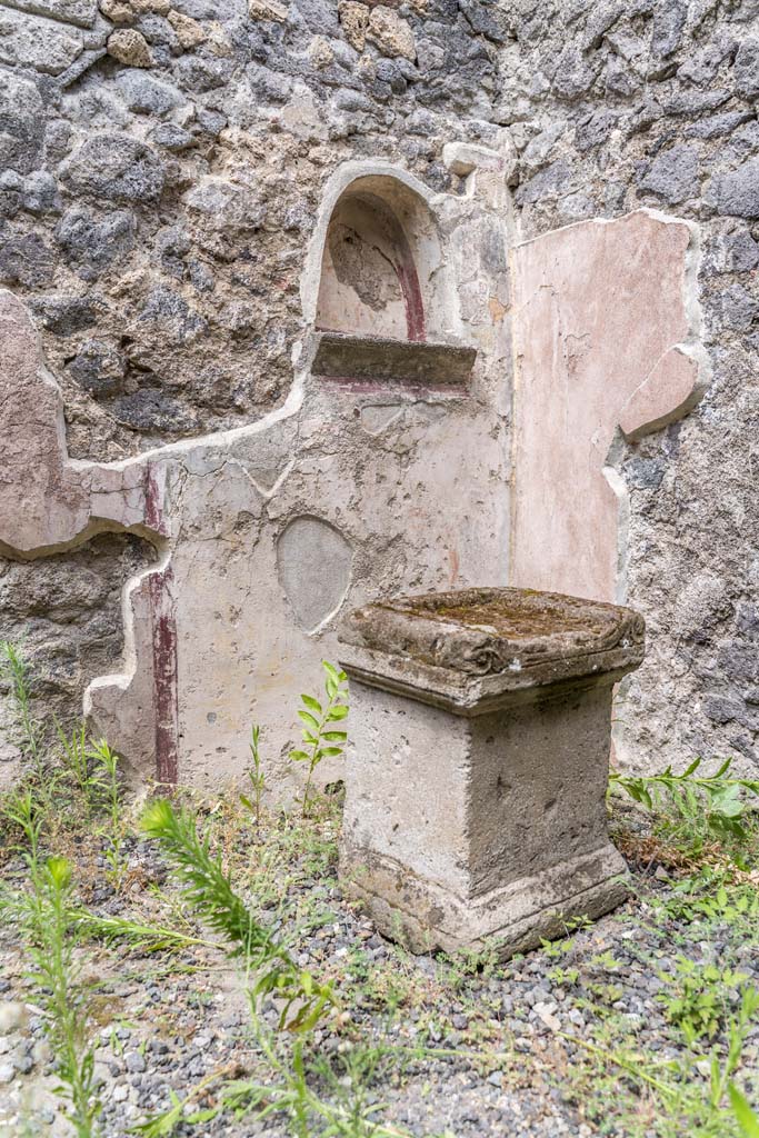 VI.7.23 Pompeii. July 2021.
Lararium niche and altar in kitchen area. Photo courtesy of Johannes Eber.