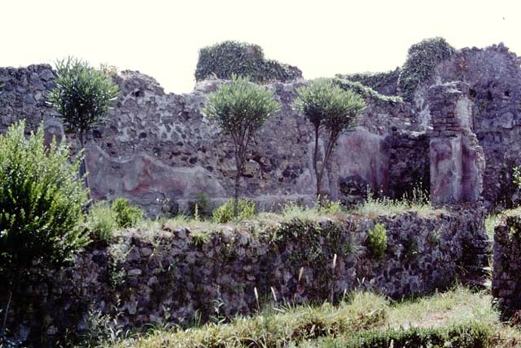 VI.7.23 Pompeii. 1972. Looking towards east side and south-east corner, with steps up to house, on right. Photo by Stanley A. Jashemski.
Source: The Wilhelmina and Stanley A. Jashemski archive in the University of Maryland Library, Special Collections (See collection page) and made available under the Creative Commons Attribution-Non Commercial License v.4. See Licence and use details. J72f0179