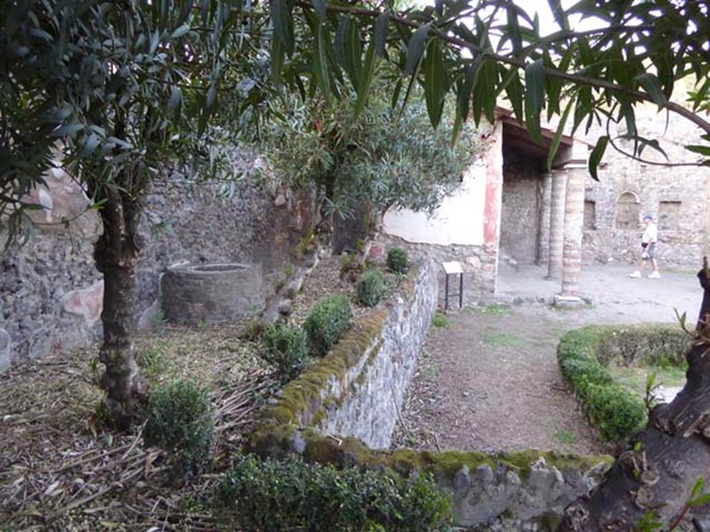 VI.7.23 Pompeii. October 2014. Looking north across garden terrace towards the well, on the left, and cubiculum, ahead. Photo courtesy of Michael Binns.