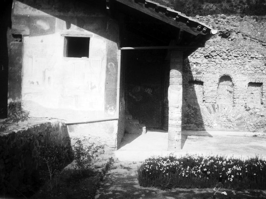 VI.7.23 Pompeii. W.1191. Looking north to bedroom and summer triclinium, with the three niches.
Photo by Tatiana Warscher. Photo © Deutsches Archäologisches Institut, Abteilung Rom, Arkiv.