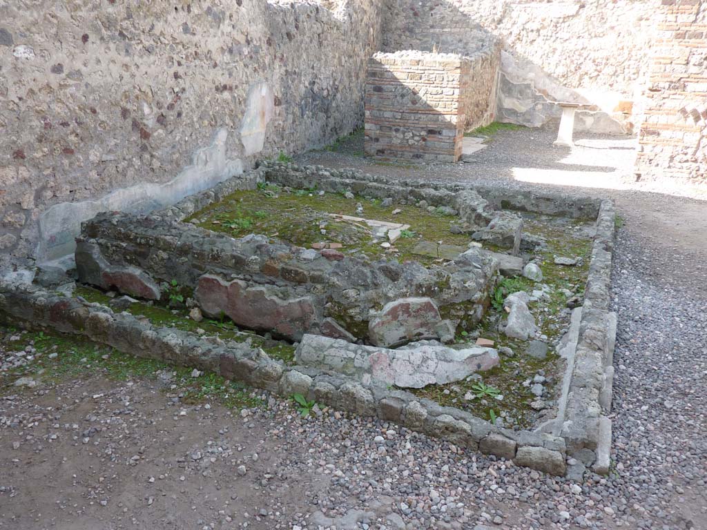 VI.7.23 Pompeii. October 2014. Looking west across remains of pyramidal fountain in courtyard on west side of tablinum.  
Foto Annette Haug, ERC Grant 681269 D�COR.
