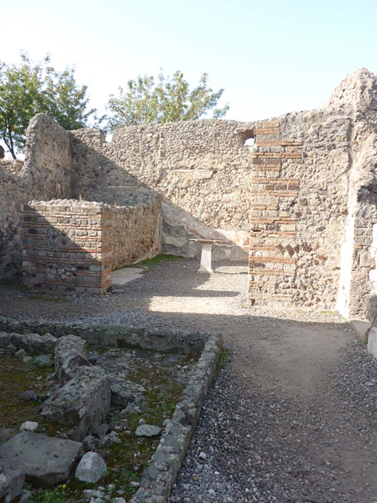 VI.7.23 Pompeii. October 2014. 
Looking west across corner of site of fountain towards doorway to storeroom and to triclinium, on right with table.
Foto Annette Haug, ERC Grant 681269 D�COR.
