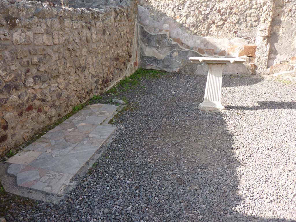 VI.7.23 Pompeii. October 2014. Looking west across triclinium with opus sectile flooring, on left, and marble table.
Foto Annette Haug, ERC Grant 681269 D�COR.
