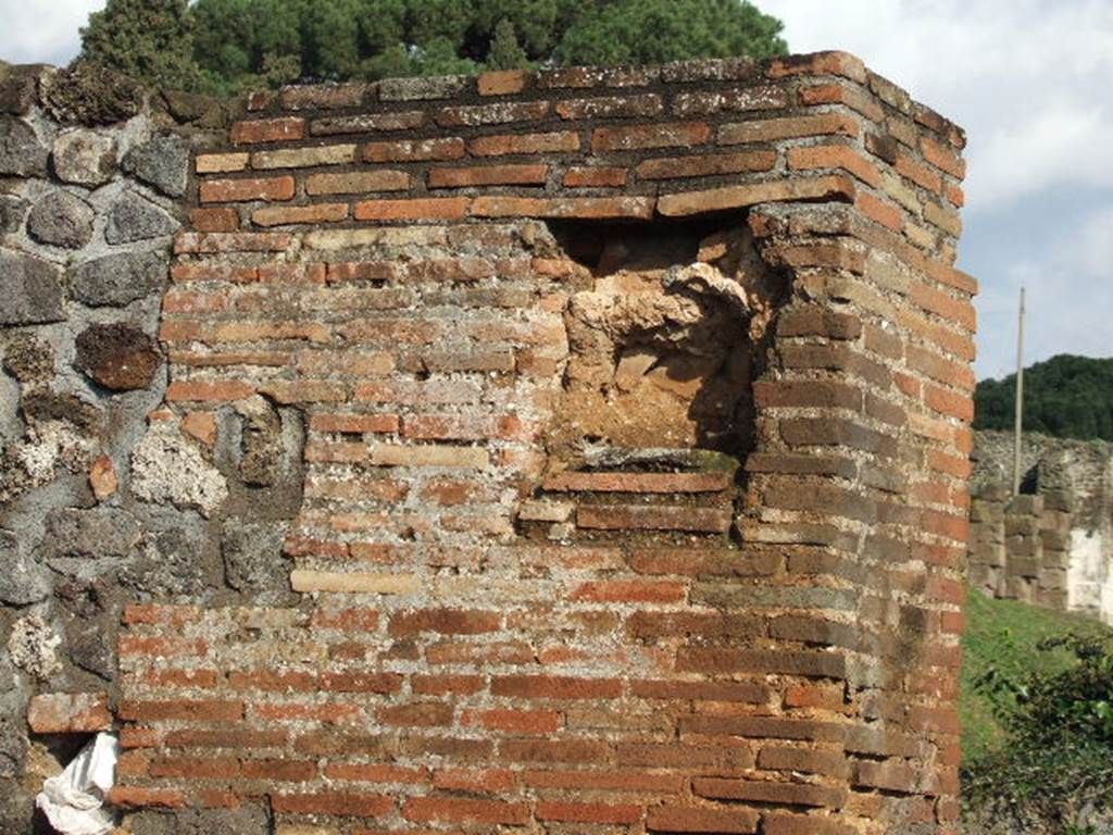 VI.7.26 Pompeii. December 2006. Looking east towards interior wall with niche, or blocked window, on north side of entrance.