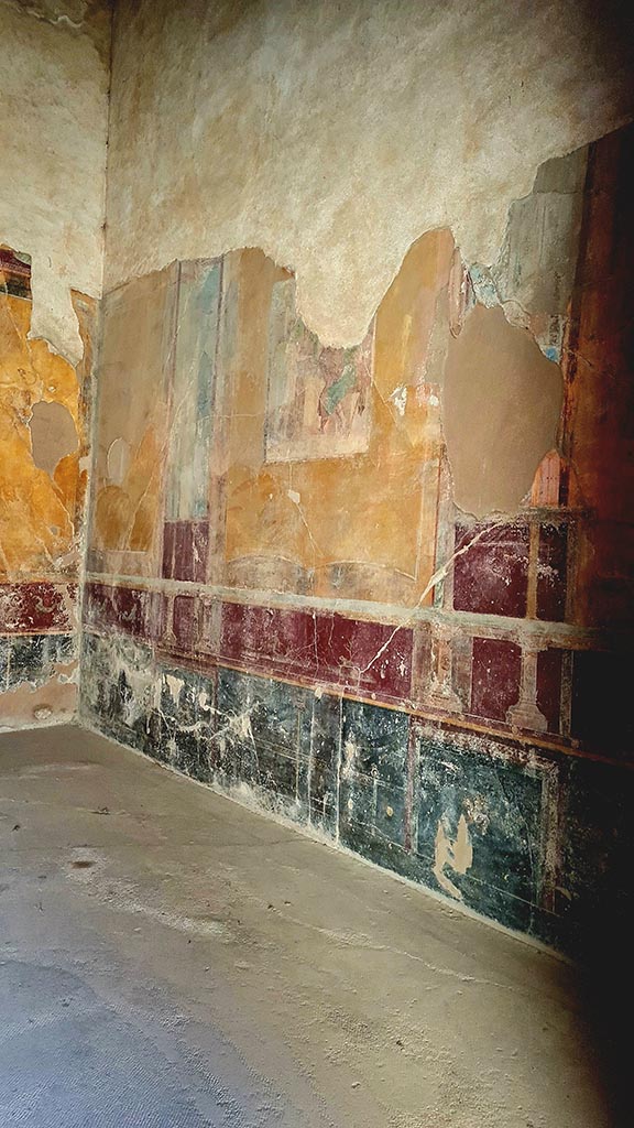 VI.8.3/5 Pompeii. October 2024.
Room 12, south-east corner and south wall. Photo courtesy of Giuseppe Ciaramella.
