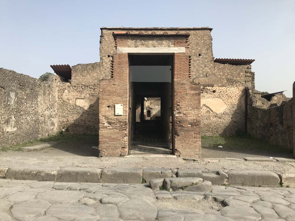VI.8.5, Pompeii. April 2019.
Looking north on Via delle Terme towards main entrance doorway with shop at each side connecting to fauces. Photo courtesy of Rick Bauer.
