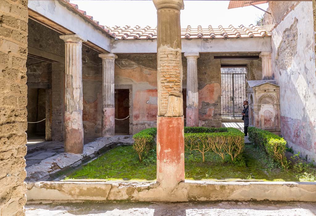 VI.8.3/5 Pompeii. April 2022.
Looking west across peristyle garden from east portico outside of room 12. Photo courtesy of Johannes Eber.