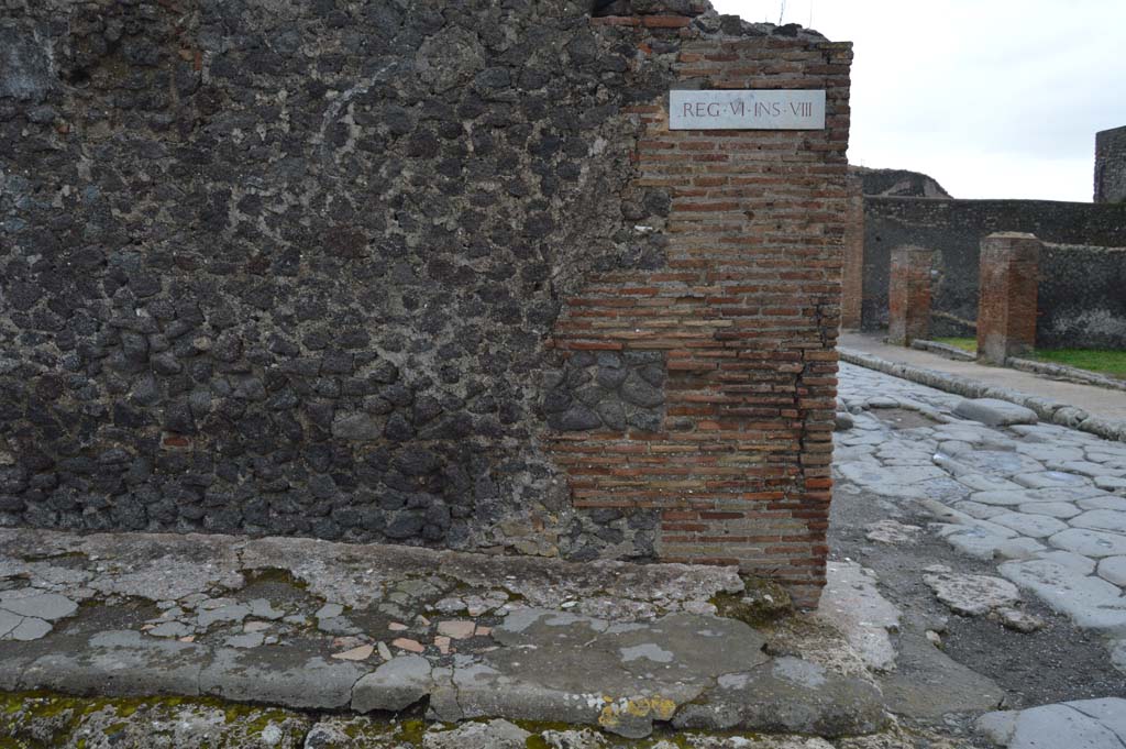 VI.8.4 Pompeii. March 2018. Exterior west wall in Vicolo della Fullonica, at junction with Via delle Terme, on right.
Foto Taylor Lauritsen, ERC Grant 681269 DÉCOR.