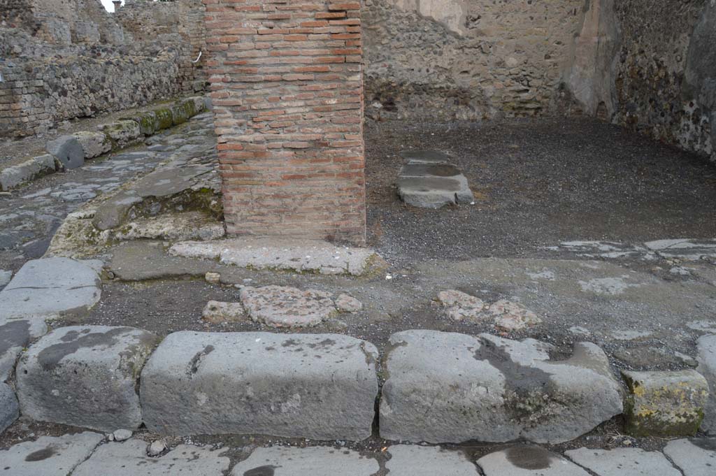 VI.8.4 Pompeii. March 2018. Looking north to pavement at junction of Via delle Terme and Vicolo della Fullonica, on west side of doorway.
Foto Taylor Lauritsen, ERC Grant 681269 DÉCOR.