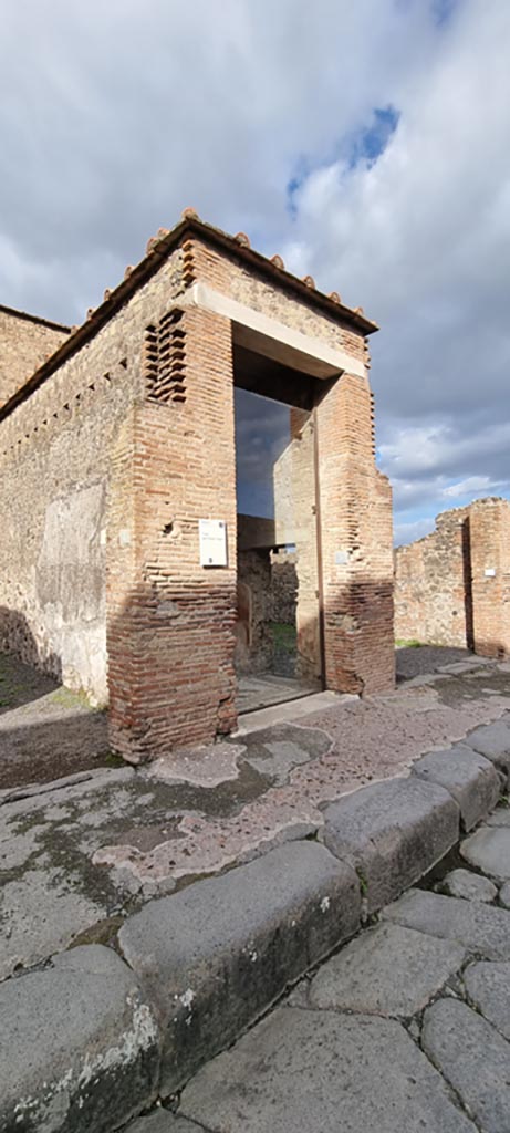 VI.8.5 Pompeii. December 2023.
Looking towards doorway. Photo courtesy of Miriam Colomer.